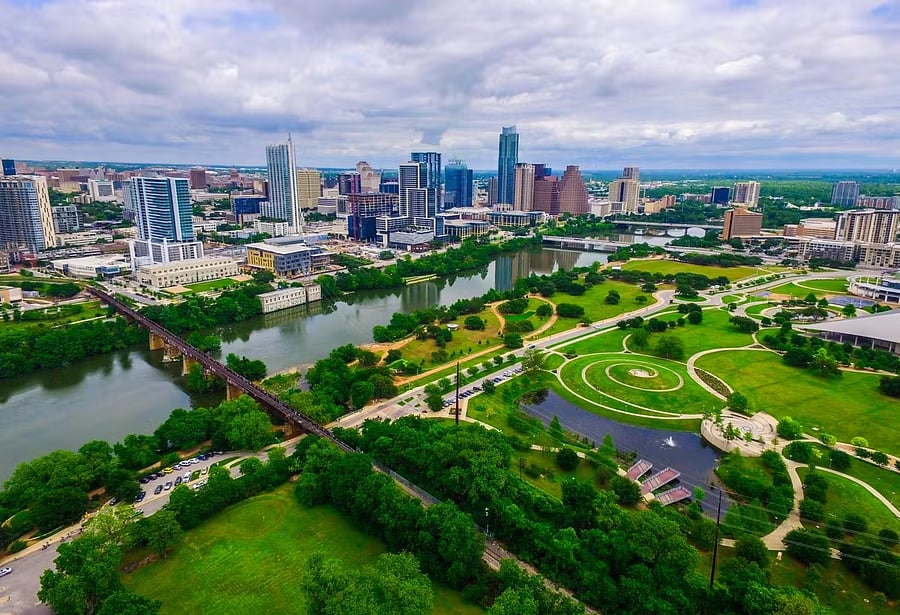 Auditorium shores and downtown 15 minutes away