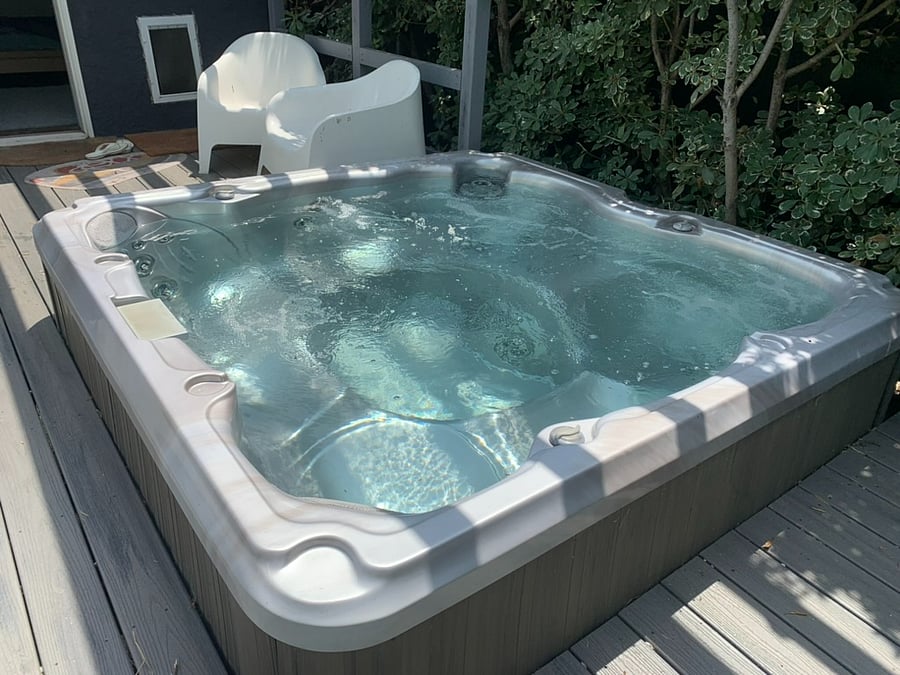 Sparkling jacuzzi for a cool or hot dip!