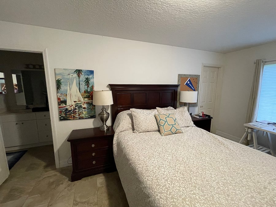 Master queen bed w huge walkin closet and en-suite 