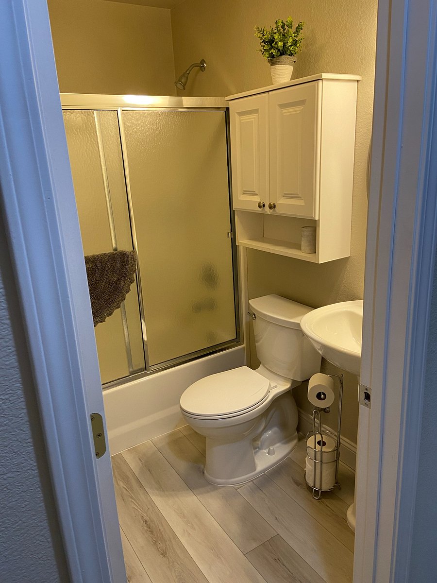 Downstairs full bathroom Shower / Tub combo