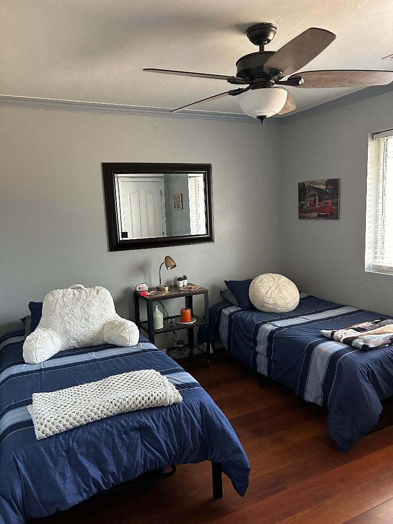 Second bedroom, two twin beds