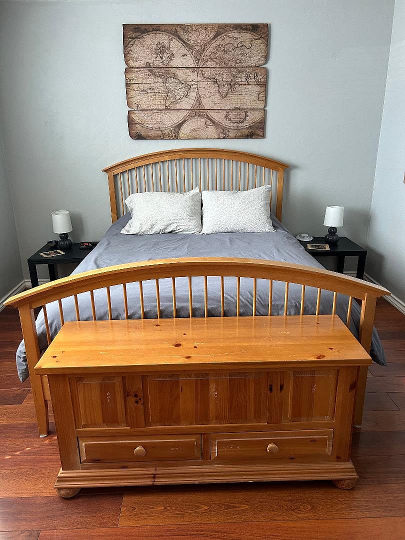 Primary bedroom, queen size bed