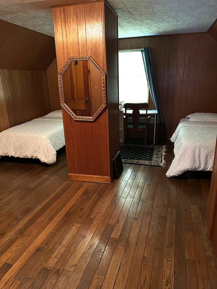 twin beds on upper level