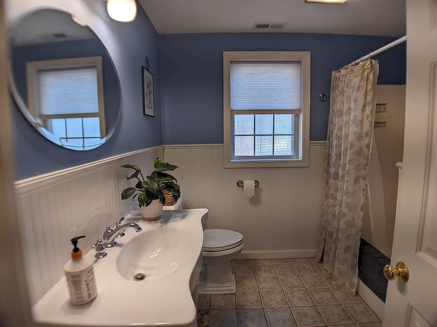 2nd floor full bathroom w/shower & tub