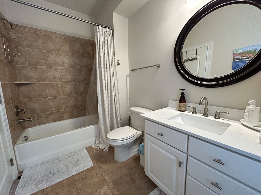 Full bathroom on Loft level