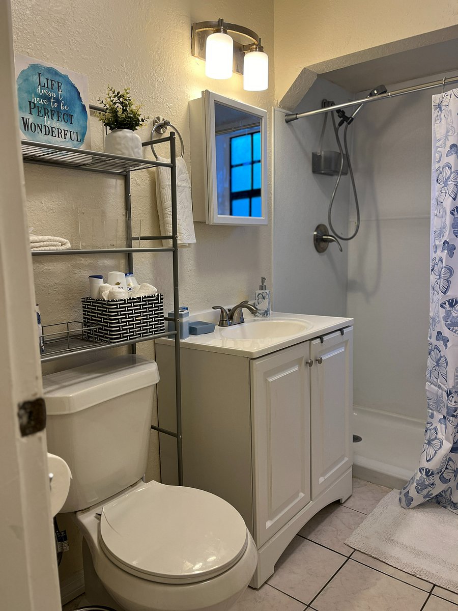 Full shared bathroom conveniently located between secondary bedrooms.