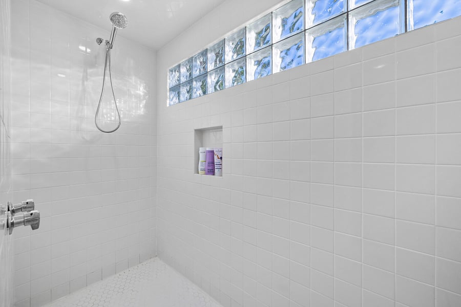 Side 1: large shower
