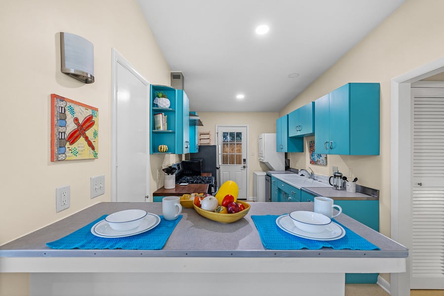 Side 1: Kitchen