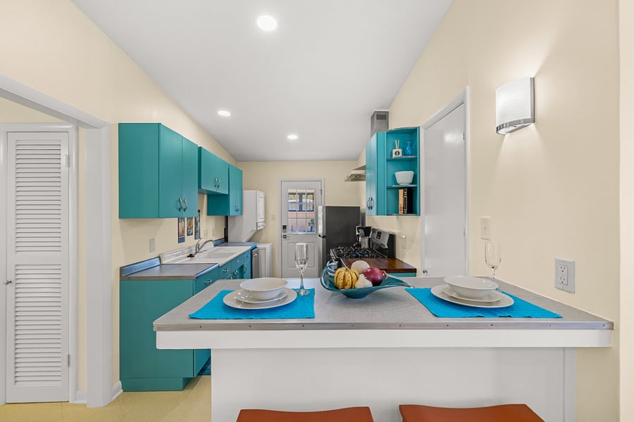 Side 2: Kitchen