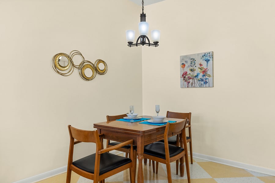 Side 2: Dining area