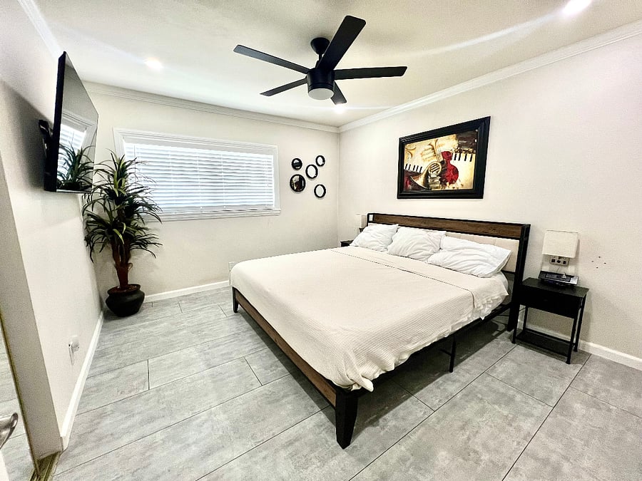 Hallway Bedroom and or Bedroom 3 with King Bed