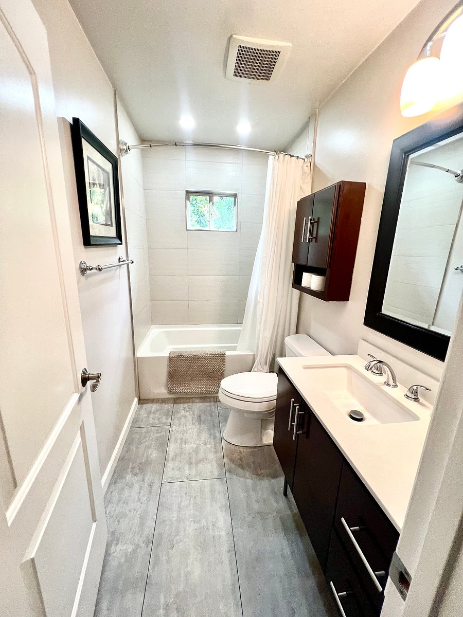 Hallway common bathroom