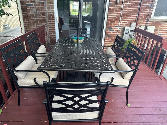 Deck fr Back Yard to Family Room