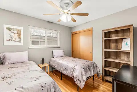 Twins Bedroom w. Large Closet
