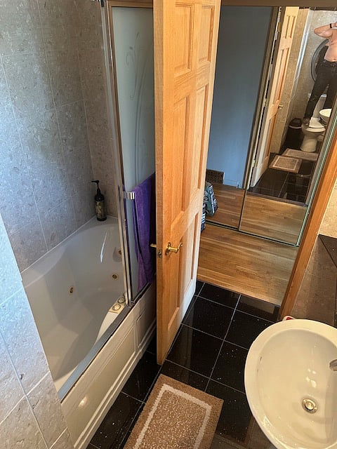 Bathroom 2 w. to Jacuzzi & Hall