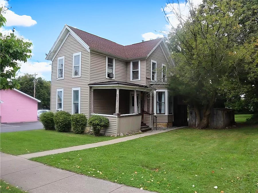 Ideally situated in a central location, this property provides quick access to local amenities, shopping, and attractions, making it a perfect choice for your stay.