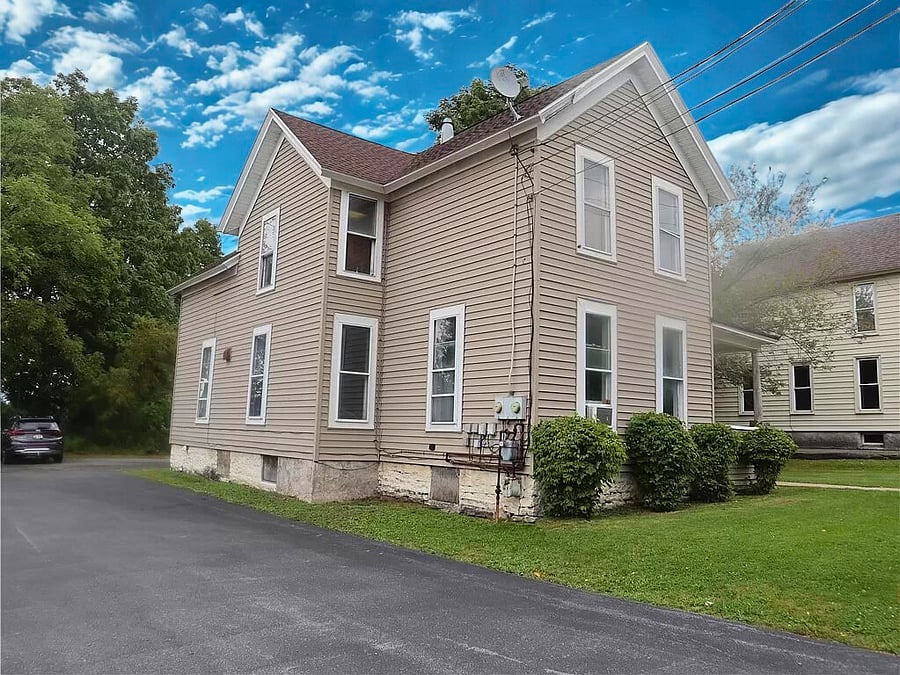 This property is centrally located, offering easy access to local amenities, shopping, and attractions, making it a convenient and ideal place for your stay.