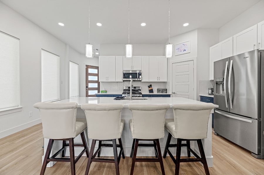 Four swivel bar stools at the kitchen island