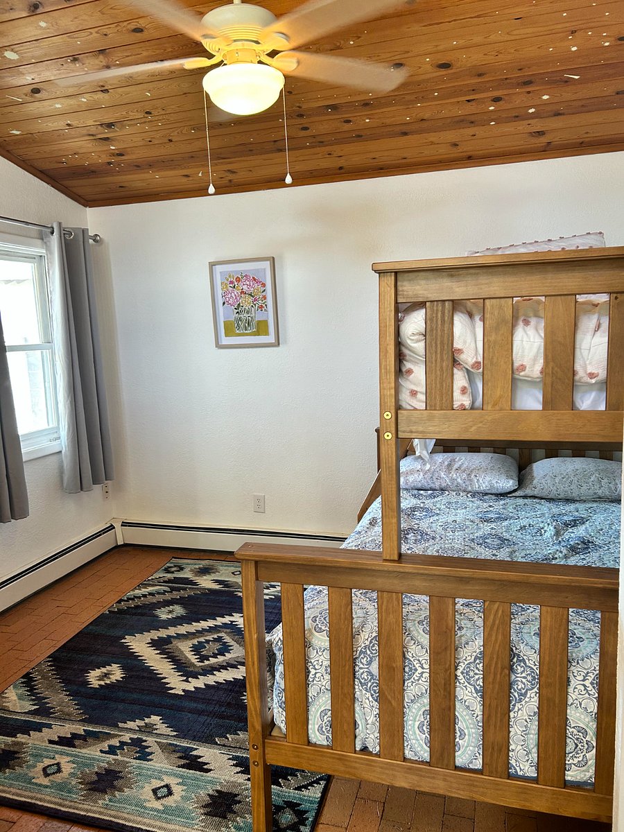 Second bedroom with bunkbeds, twin over full