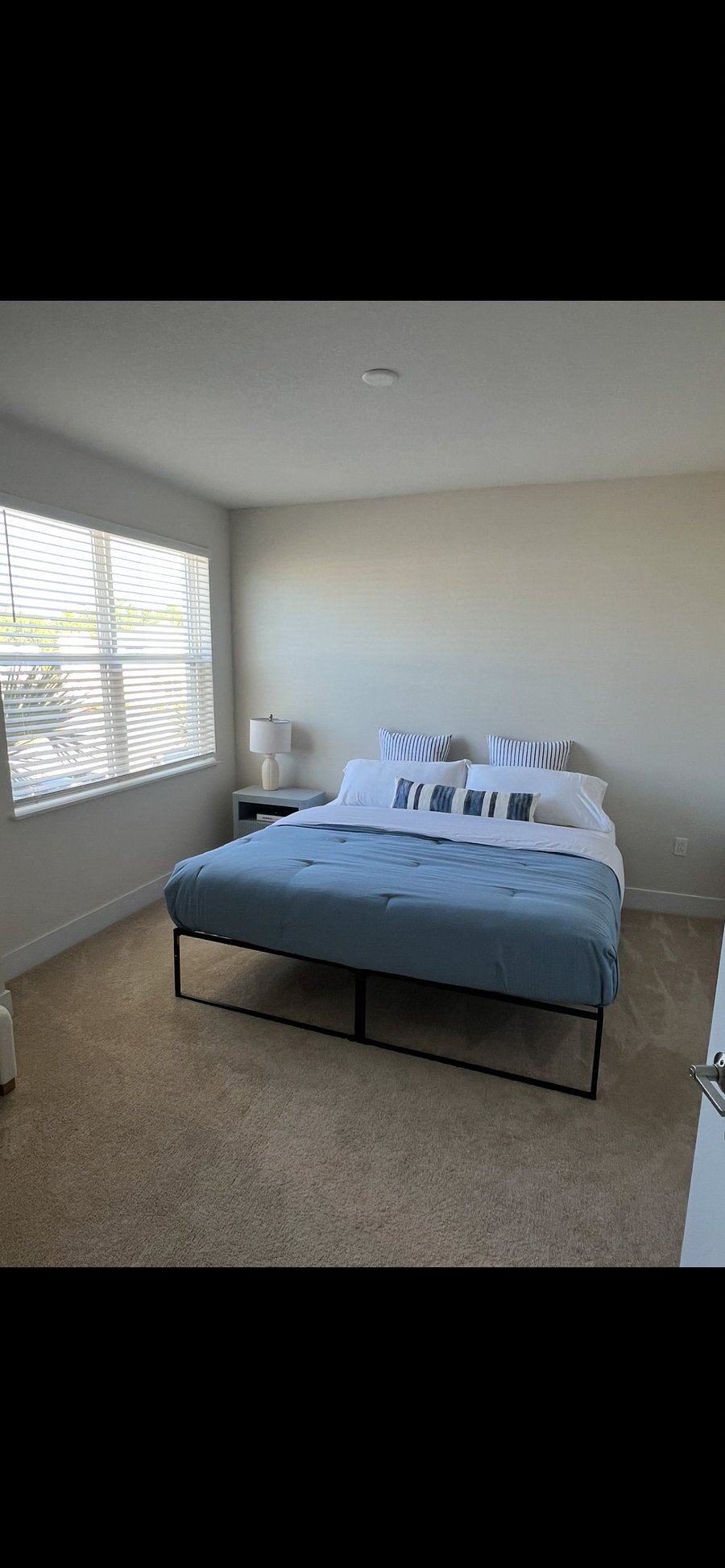 UPPER GUEST ROOM KING SIZE BED