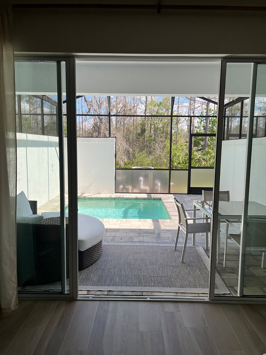 PRIVATE LOUNGE POOL OFF LIVINGROOM