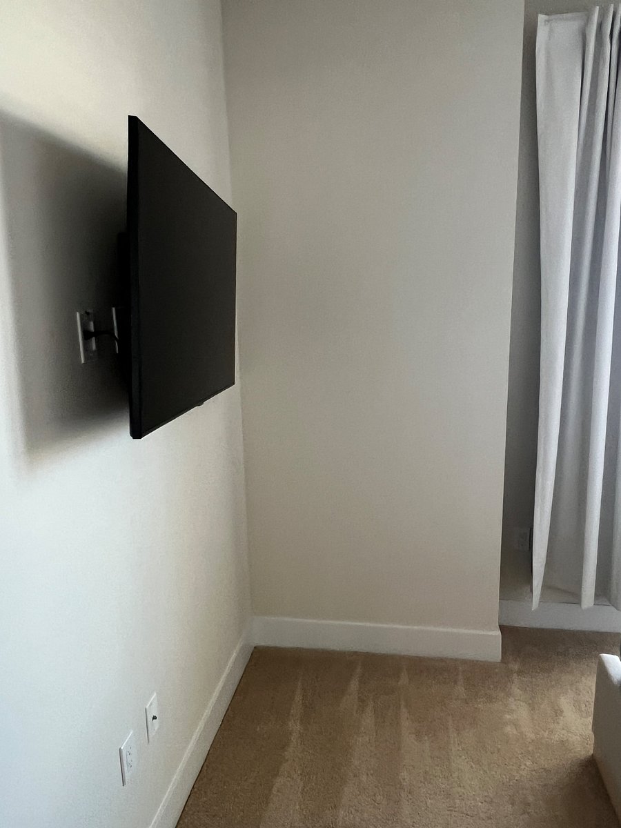 SAMSUNG TV- ALL 3 BEDROOMS , LIVING ROOM AND FAMILY ROOM HAVE 1