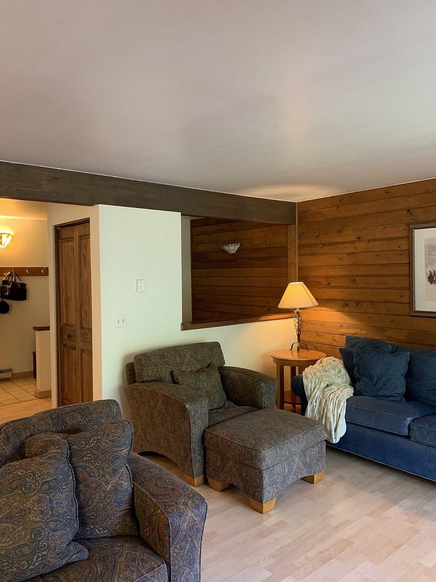 View to stairs leading down to lower level (bedrooms) and entry door & closet