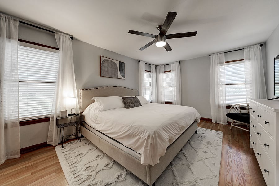 Primary bedroom w/ King bed - walk in closet and plenty of dresser space