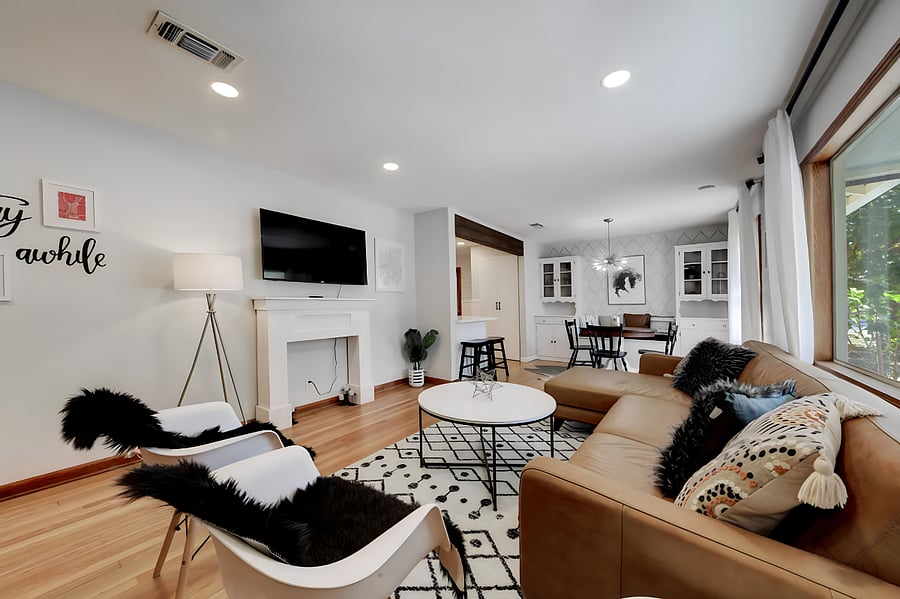 Comfortable living room w/ 50 in TV and dining