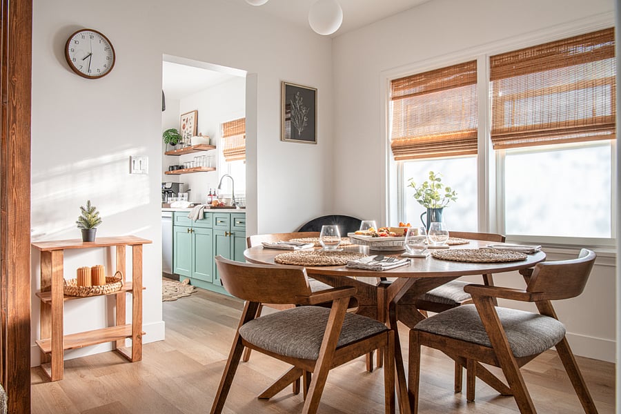 Dining room that seats 6
