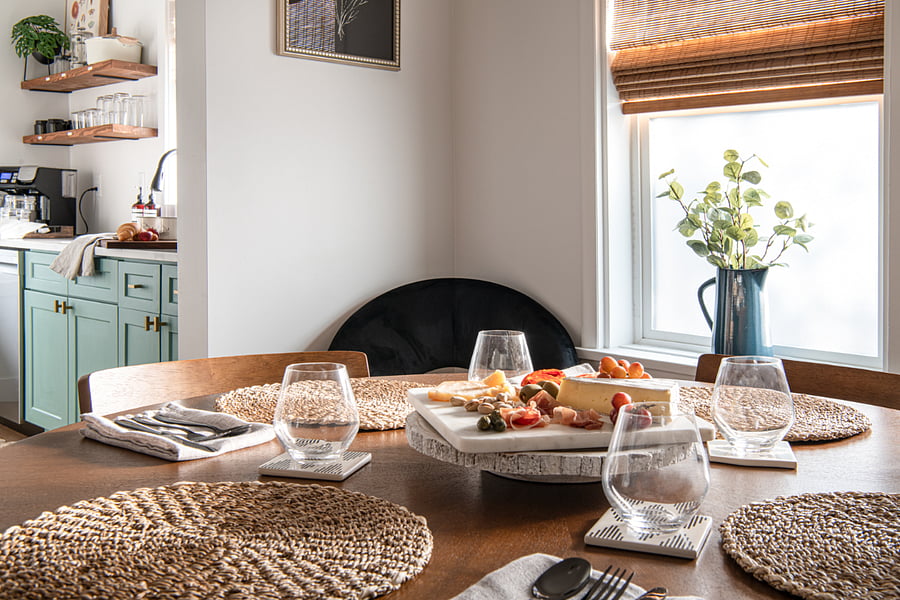 Dining room - Place settings for 6