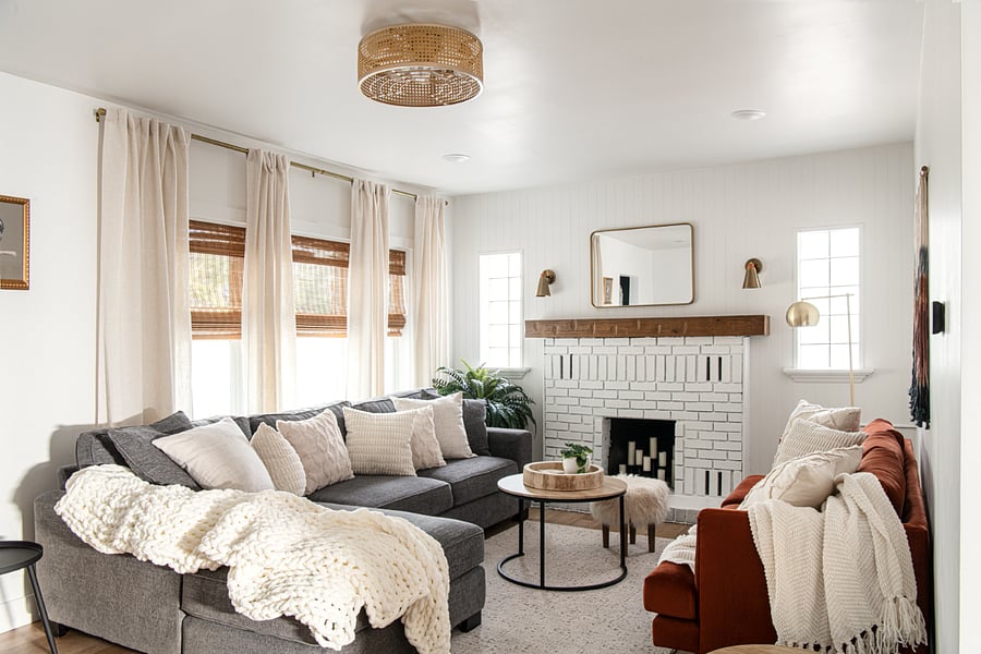 Living room w/plenty of comfortable seating