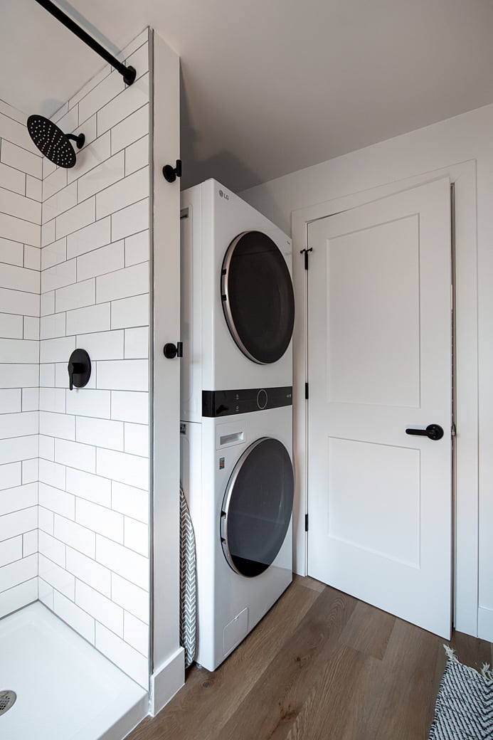 Full bathroom 2 - Stacked washer/dryer
