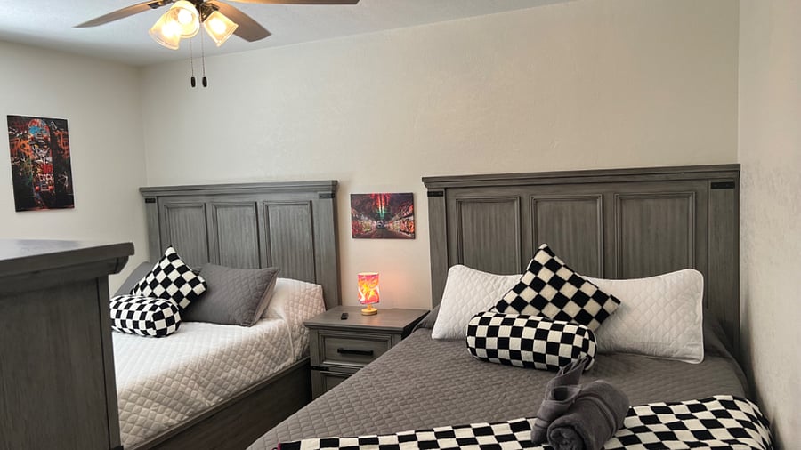 Bedroom 2
2 queen beds