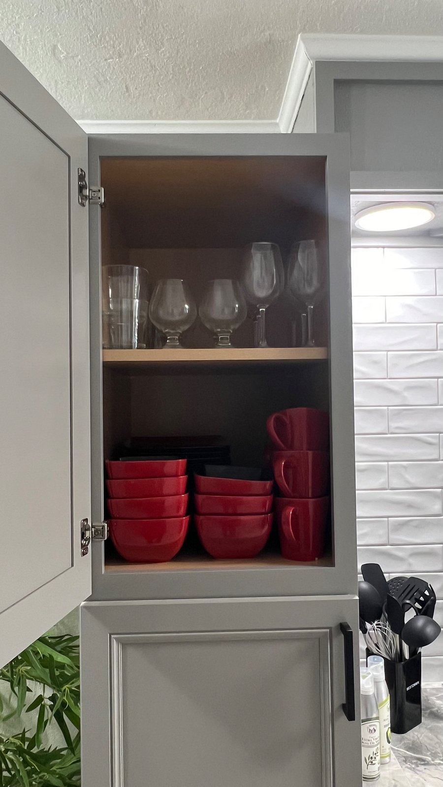 Service for 6+
Dinner plates, salad plates, bowls, mugs, glasses in 2 sizes and wine glasses