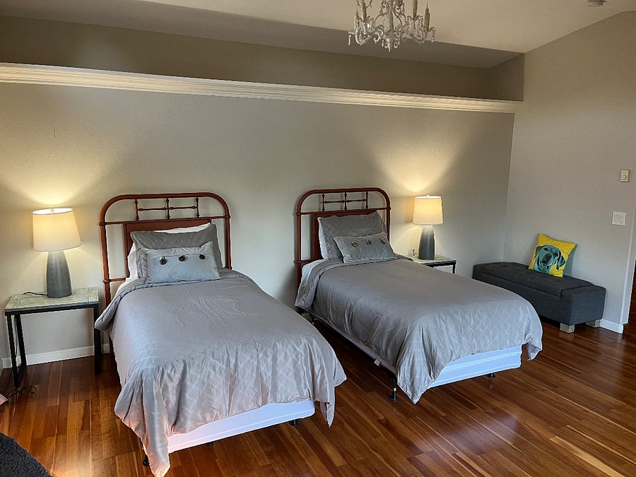 King bed can be split into two twins