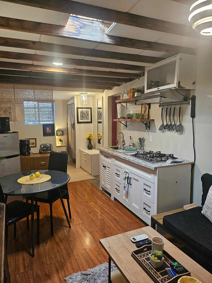 Fully equipped kitchen pots & Pans, dishes, etc.