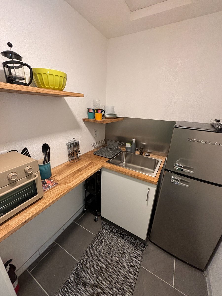 Practical kitchenette with a multifunction oven. Hot plate also included.