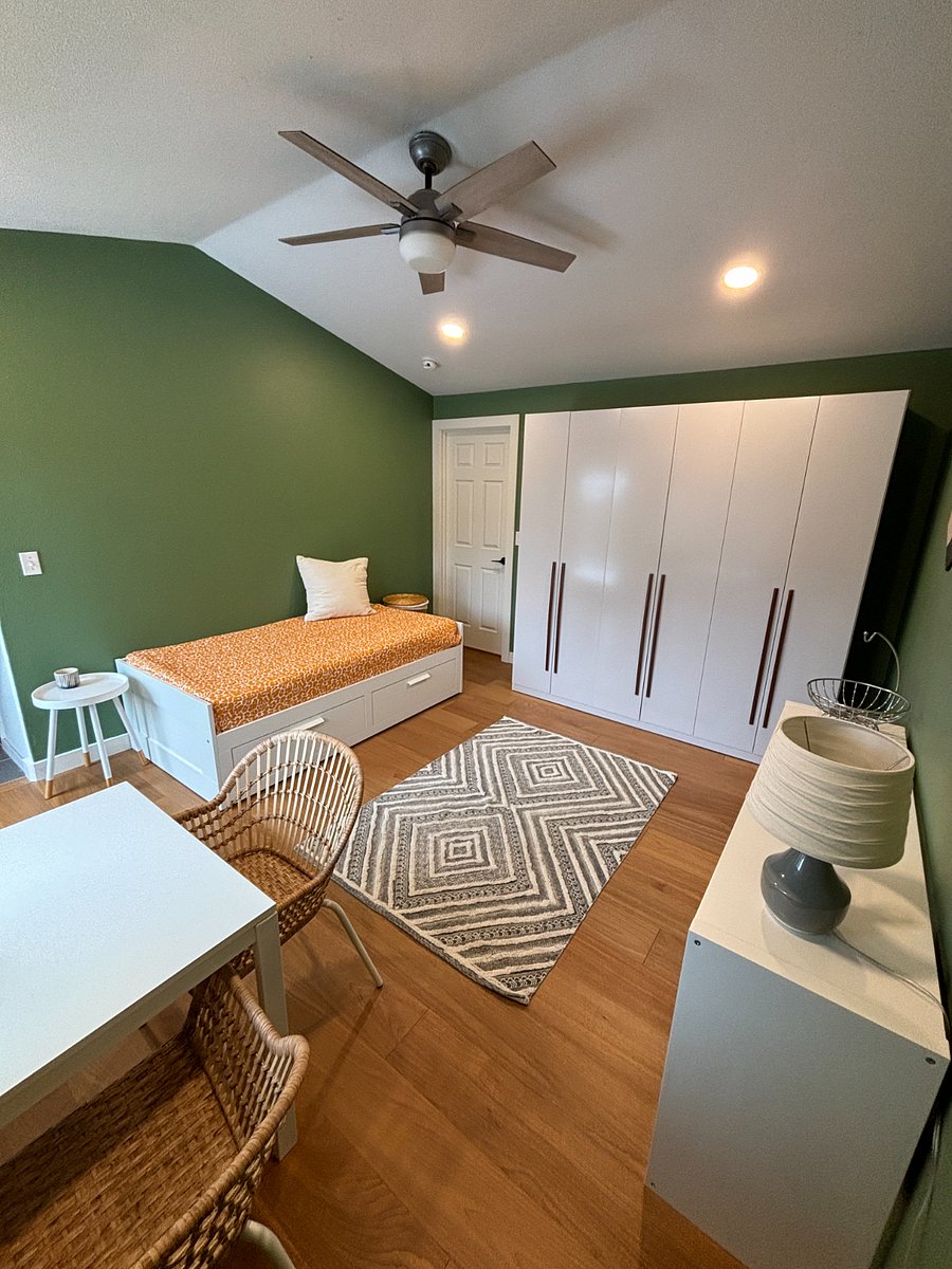 Brand new day bed with new mattresses. Big closets - lots of storage space!