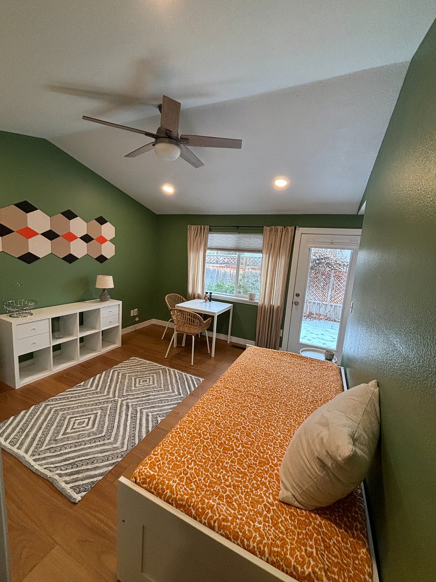 Modern and clean studio apartment. Windows face east bringing in beautiful morning sunshine!