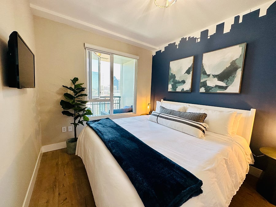 The City Room! Master bedroom with KING bed..zzzzz