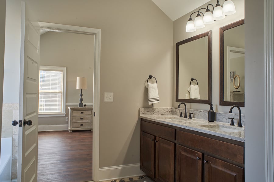 King Bathroom 3