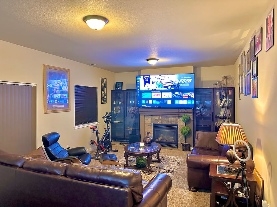 Shared Living room. My Family and I usually use the loft upstairs. You will have the living room to yourself 85% of the time. You can watch Tv all you want. 