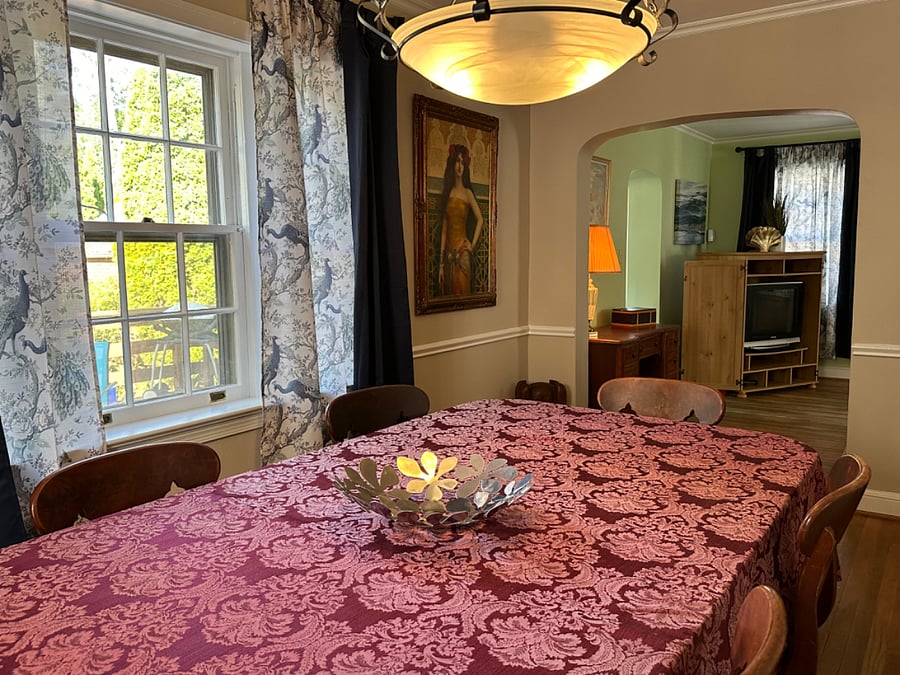 Dining room table with leaves seats 6-8