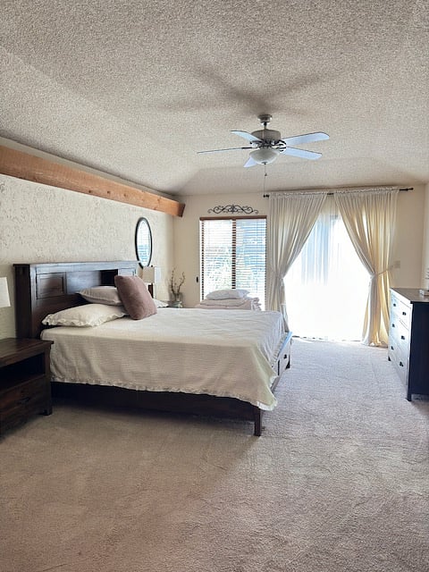 LARGE MASTER BEDROOM WITH A EUROPEAN KING BED
TWO LARGE DRESSERS AND DRESSER DRAWERS ON BED AS WELL. LARGE FRENCH DOORS FACE THE POOL