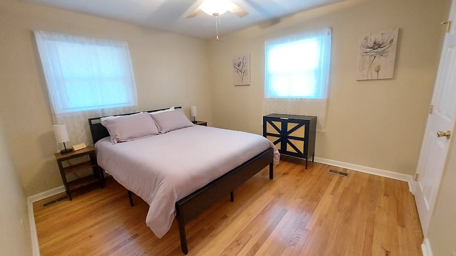 Second bedroom, with queen bed