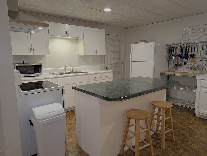 Full kitchen with comfy breakfast bar and seating