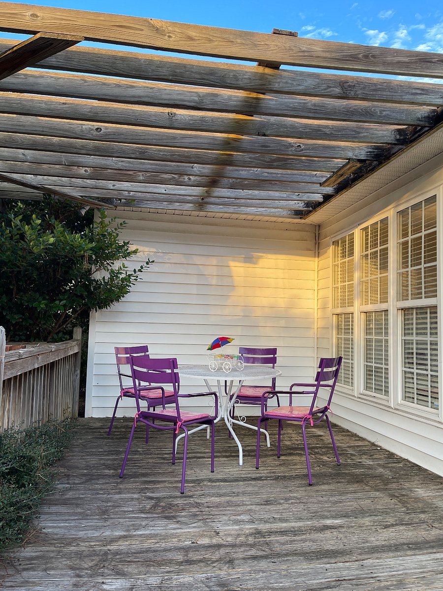 Outdoor dining , private backyard
