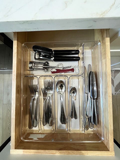 Cutlery and kitchen tools are provided for you.