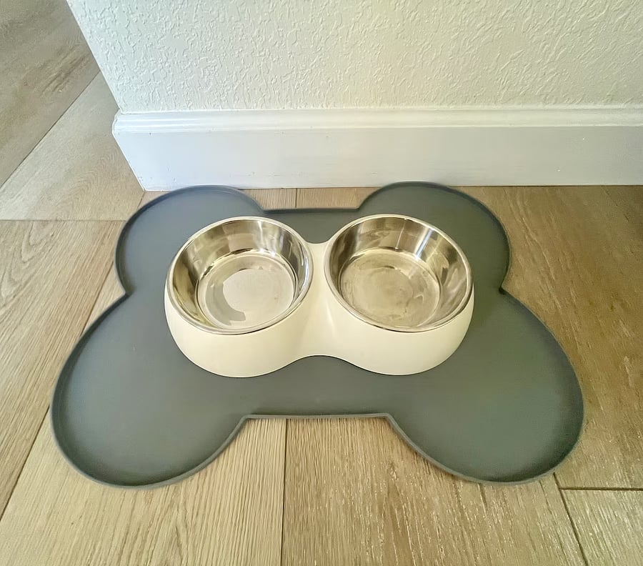 Dog bowls are provided.